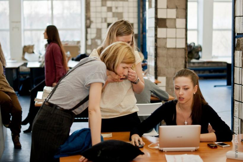 Обсуждение рабочих вопросов в коллективе