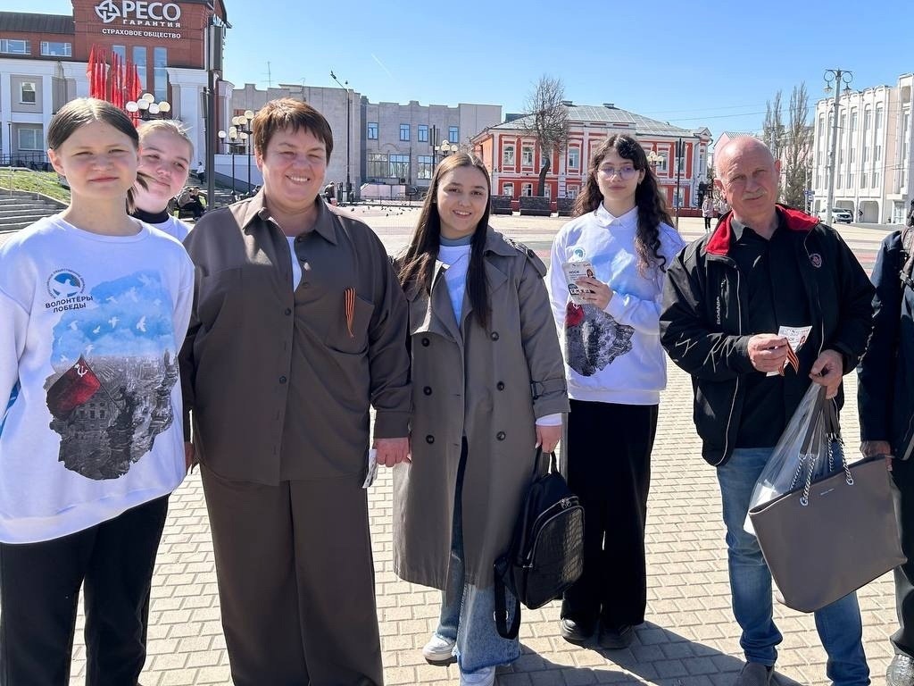 Владимирские школьники раздают в центре города георгиевские ленточки