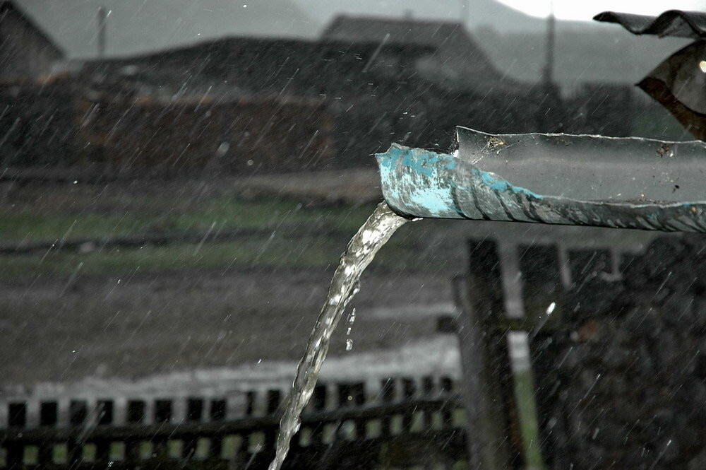 Из водостока хлещет на асфальт вода рисунок