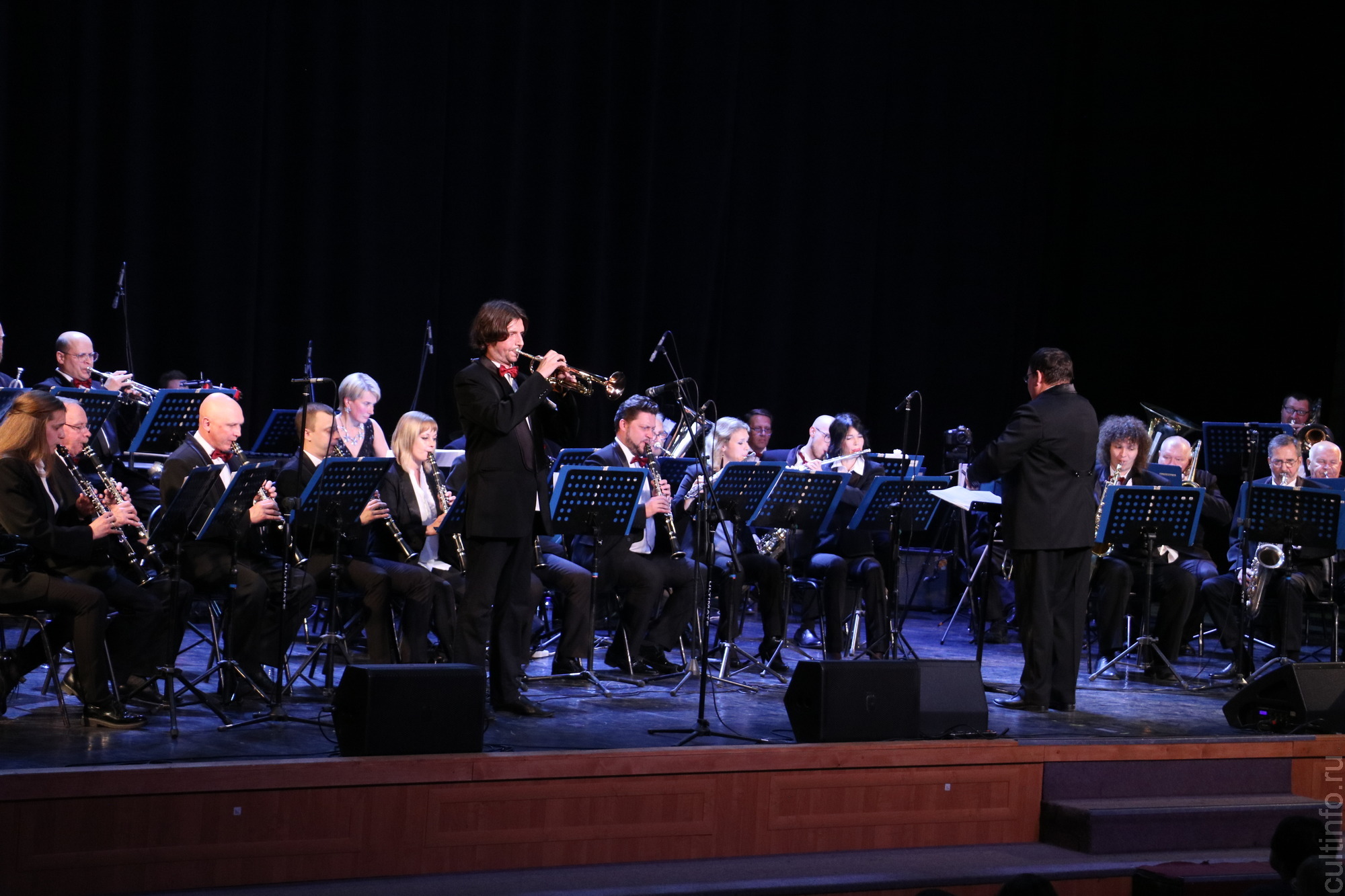 Российский национальный оркестр. Берлинский филармонический оркестр спиваков. Картинки слушатели классической музыки. Оркестр для слушателей. Капелла филармония большой зал.