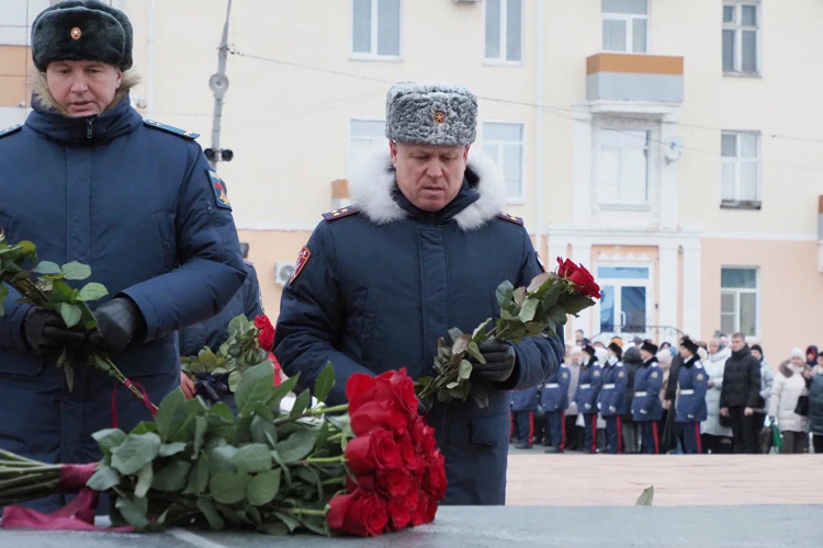 В Мордовии офицеры Росгвардии приняли участие в мемориальном мероприятии, посвященном Дню Героев Отечества