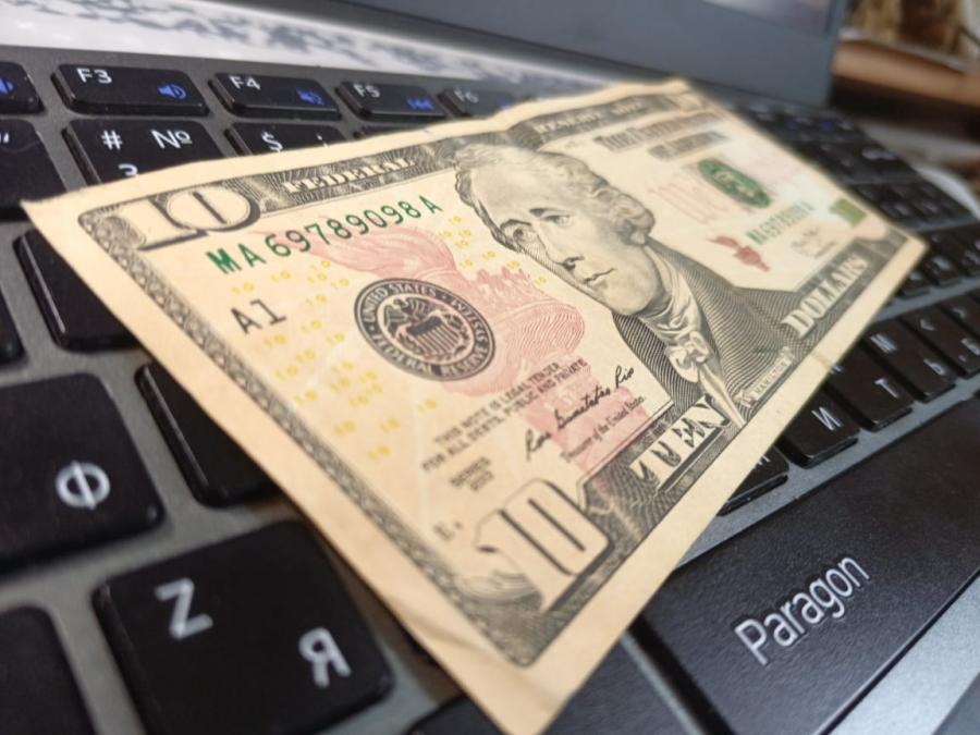 фото KONKURENT | Девальвация доллара: так и до 40 рублей дойдет