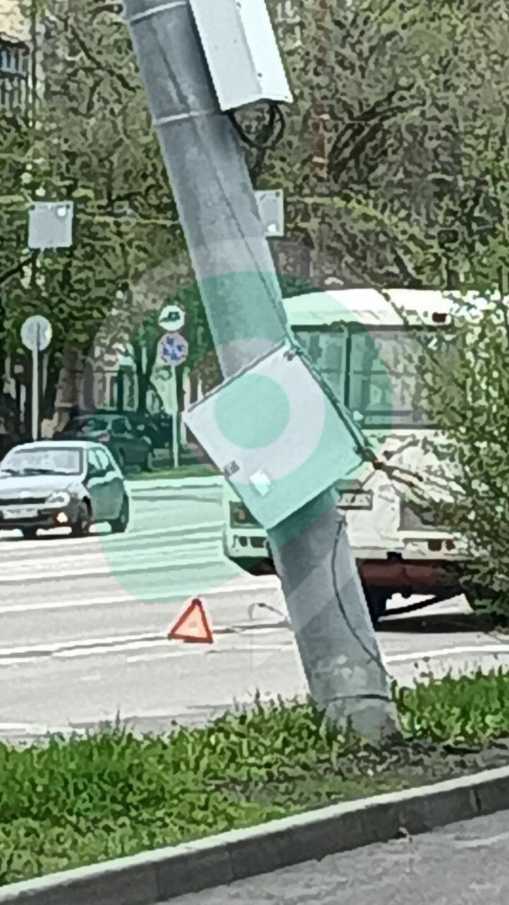 опоры освещения на зсд. согнутый столб. столб освещения. опора коническая изогнутая граненая огкли-11,5. дефекты опор на вл 10 кв.