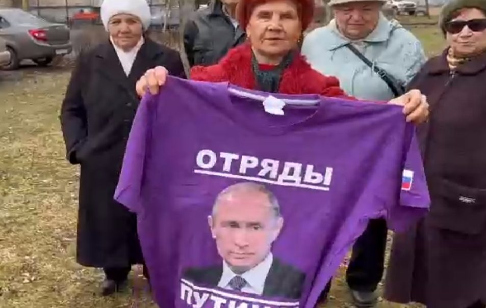 Эпатажные бабки из «Отряда Путина» пообещали подарить майку с фото президента за уничтоженный «Леопард» 