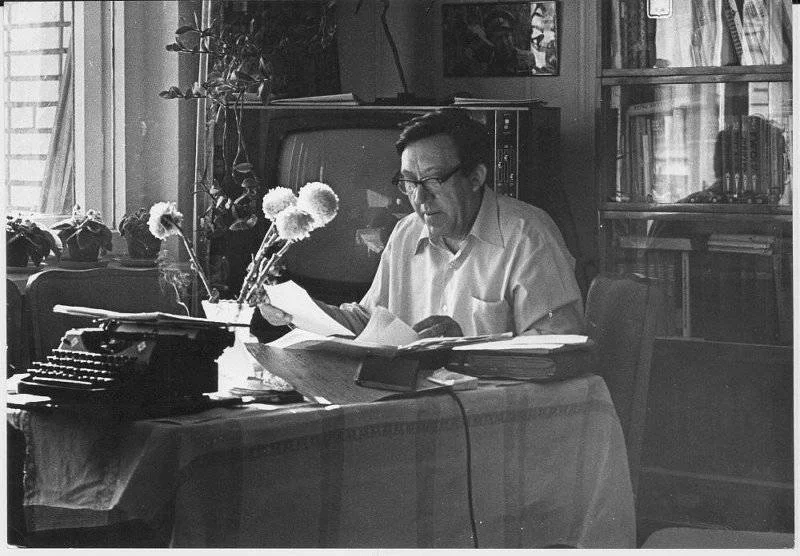 Юрий Никулин в домашнем кабинете, 1980-е годы