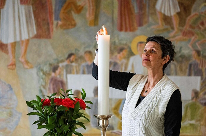 Пастор Сив Лимстранд зажигает свечу в церкви в Лонгйире, архипелаг Шпицберген, северная Норвегия, 6 мая 2022 г. Фото: ДЖОНАТАН НАКСТРАНД/AFP / Getty Images