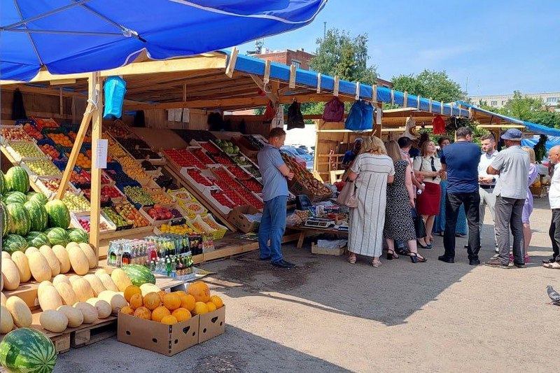 Арбузы ярмарка. Деревенский рынок. Рынок на улице. Овощной рынок. На рынке.