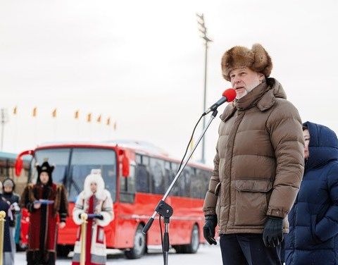Кирилл Бычков вручил главам районов Якутии ключи от новых автобусов