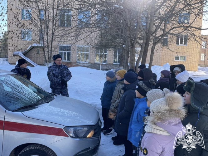 Росгвардейцы поделились со школьниками секретами службы