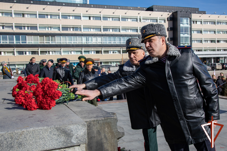 В День войск национальной гвардии сотрудники и военнослужащие ведомства возложили цветы к мемориалу «Черный тюльпан» в Екатеринбурге