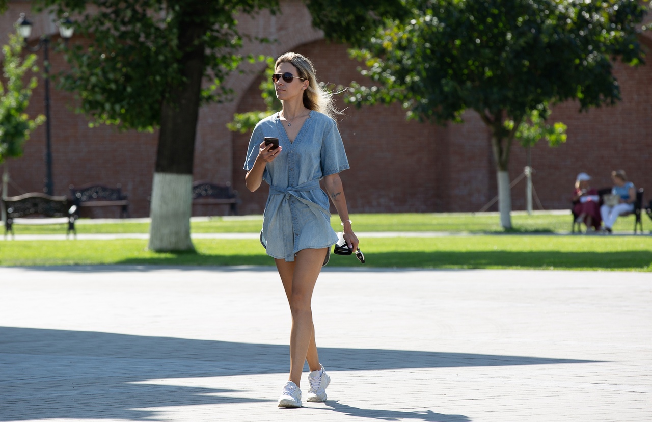 Июля в 11 00. Крапивное заговенье 11 июля картинки. Календарь 07. Москва лето жара. Июль в городе.