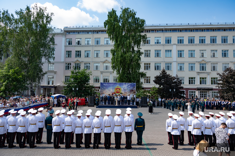 Выпускники выстроились на Соборной площади