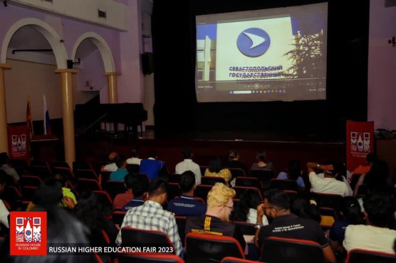 На ярмарке образования в Шри-Ланке СевГУ представил участникам Владимир Нечаев