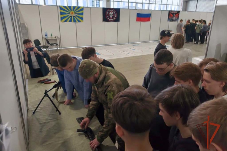 ОМОН «Рубеж» провел военно-патриотическое занятие для новокузнецких школьников