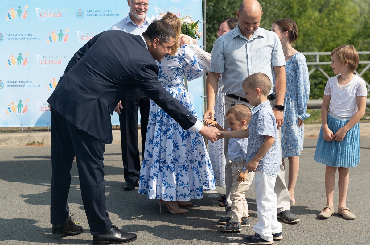 автомобиль газель для многодетной семьи. газель многодетным семьям. авто многодетным семьям в 2023. семья в машине. автомобиль многодетным.