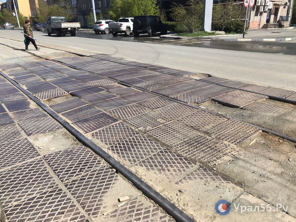 Переезды через трамвайные пути даже в центре Орска развалились до глубоких дыр, а плитка исчезает безвозвратно