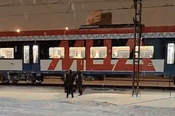 Электричка люберцы 1 зеленоград. Электричка Люберцы. Человек и электричка антураж.