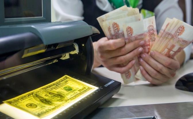 Эксперт пояснил, почему курс доллара так упал в октябре