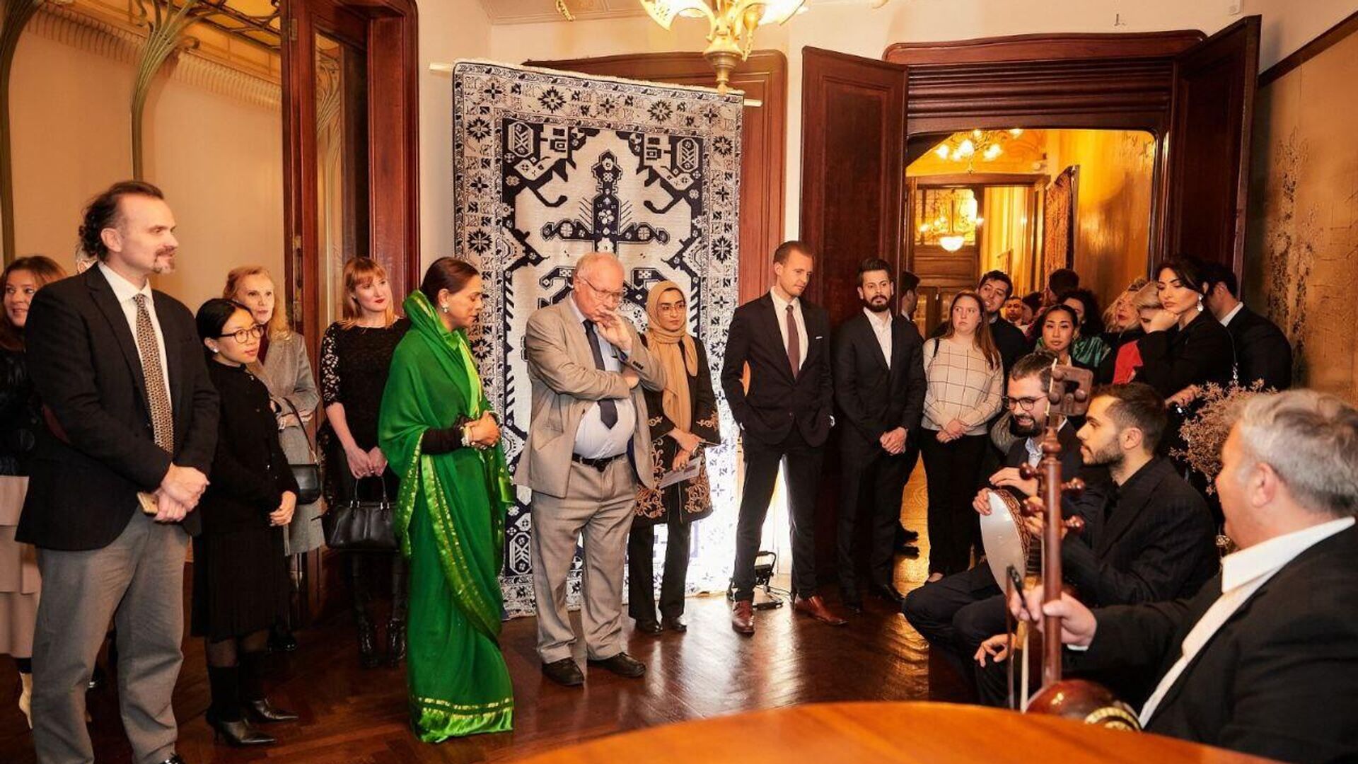 В Брюсселе, в Фонде Frison Horta открылась выставка азербайджанских ковров «Волшебные ковры-самолеты», организованная при совместной организации посольства Азербайджана в Бельгии, AZPROMO и ОАО «Азерхалча». - Sputnik Азербайджан, 1920, 07.11.2023