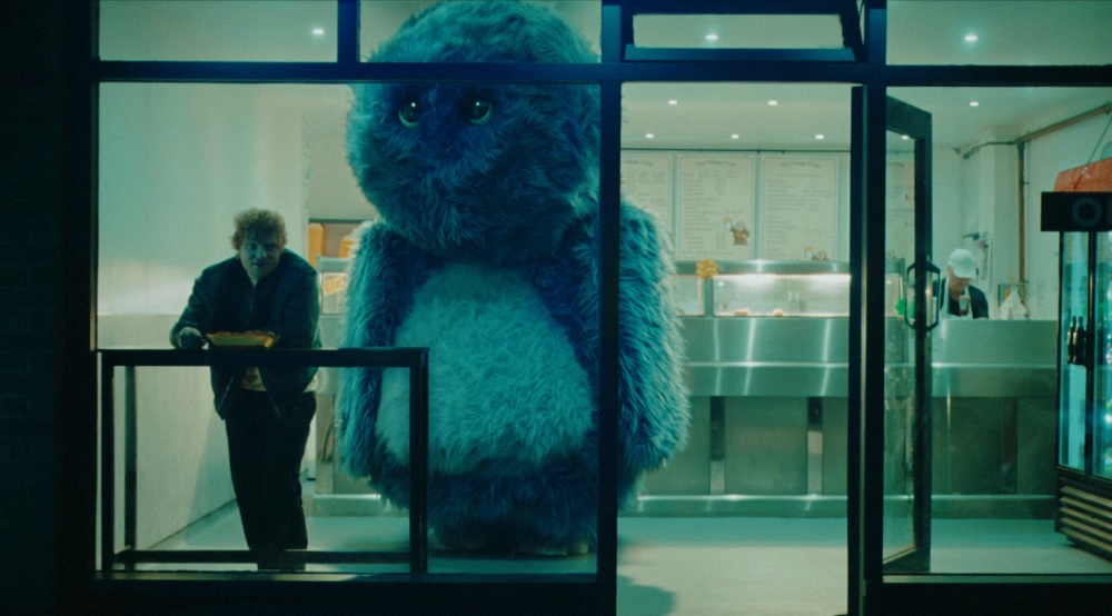 Кадр из клипа «Eyes Closed»