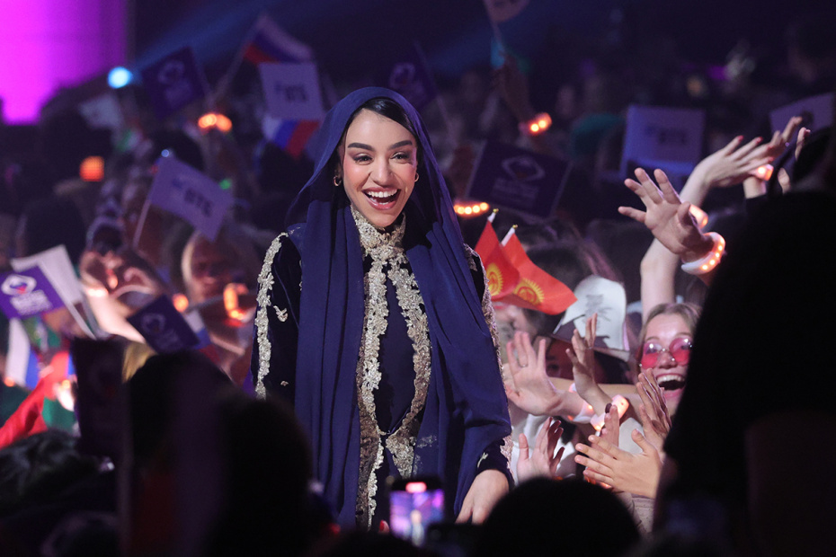 Зейна Имад (Саудовская Аравия) выступает на международном музыкальном конкурсе «Интервидение» 2025