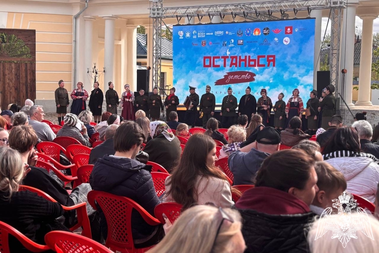 В День Победы росгвардейцы познакомили юных зрителей с современным вооружением на открытом показе веб-проекта «Останься. Детство»