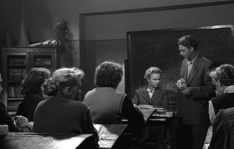 «Весна на Заречной улице» — советский художественный фильм 1956 года в жанрах драма и мелодрам