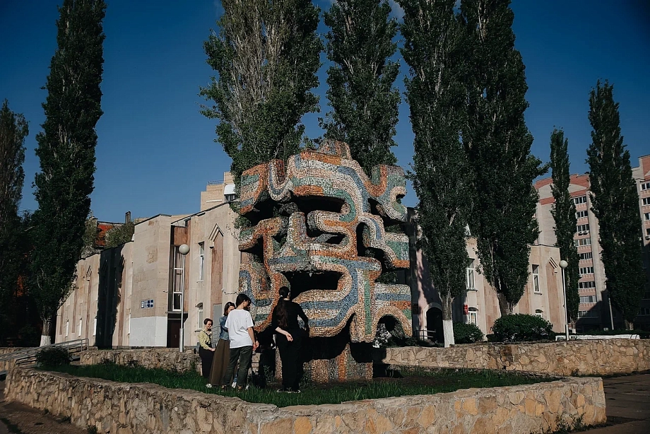 Фото: челнинские активисты начали восстанавливать скульптуру Ханова 