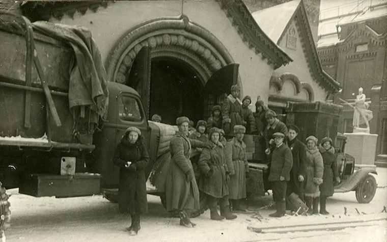 Шедевры искусства доставляли грузовиками, телегами и прсто на руках