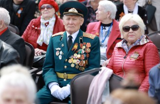 Алексей Текслер принял участие в торжественном построении, посвященном 80-й годовщине Победы в Великой Отечественной войне