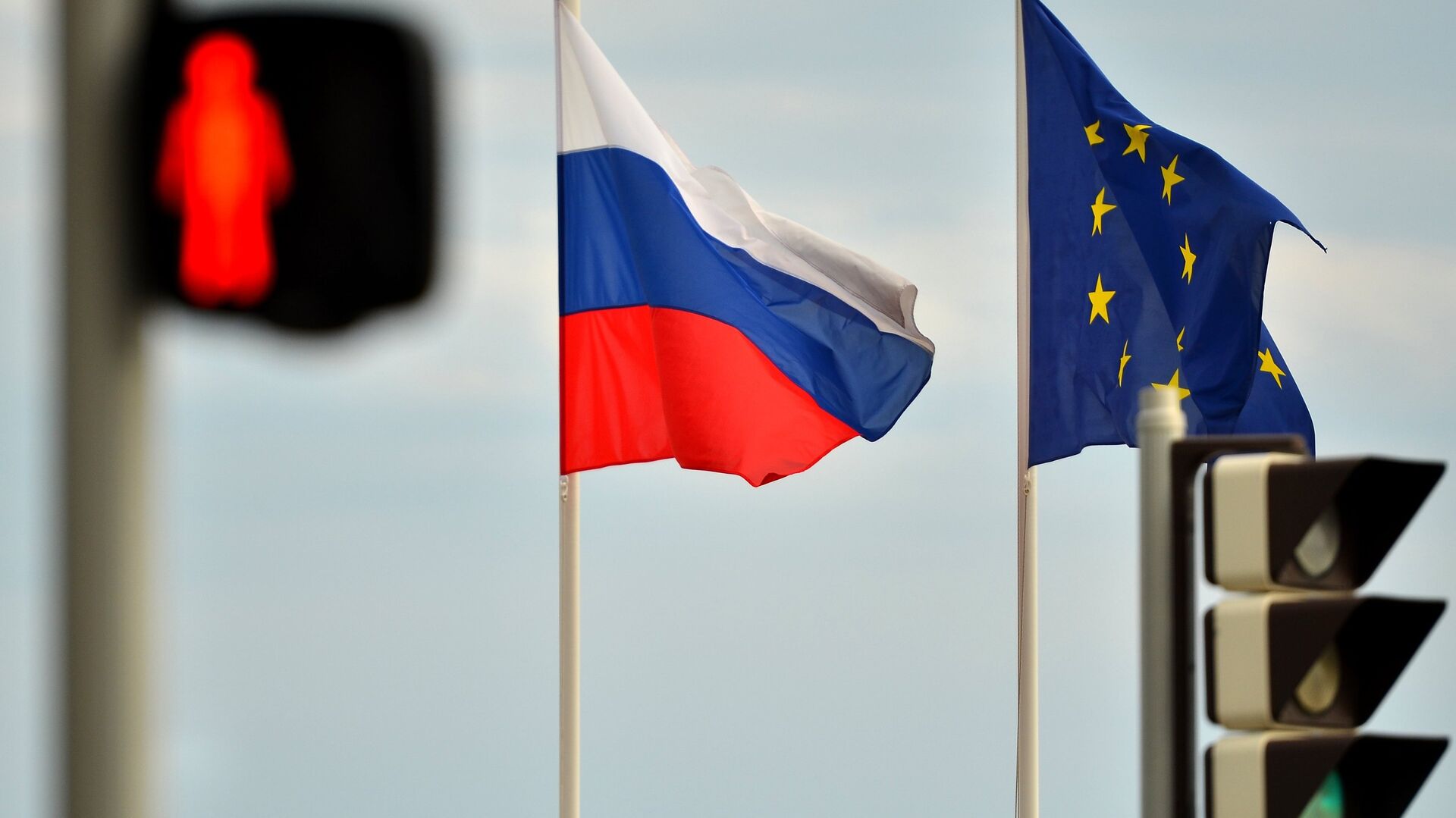 Флаги России, ЕС, Франции и герб Ниццы на набережной Ниццы - Sputnik Абхазия, 1920, 27.07.2025