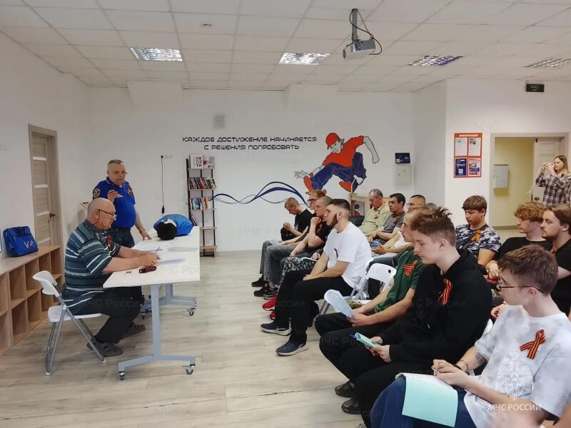 Матросы-спасатели проходят обучение оказанию помощи на воде в преддверии купального сезона