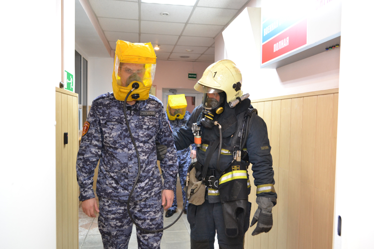 Межведомственные пожарно-тактические учения Росгвардии и МЧС прошли в Мурманске