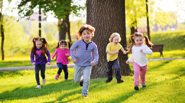 Дети бегают в парке