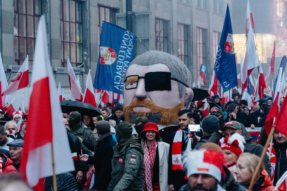 Гигантская кукла Гжегожа Брауна во время демонстрации, посвященной Дню национальной независимости Польши