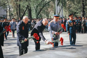 В преддверии Дня Победы в Екатеринбурге состоялась торжественная церемония возложения цветов к памятнику легендарному Георгию Жукову