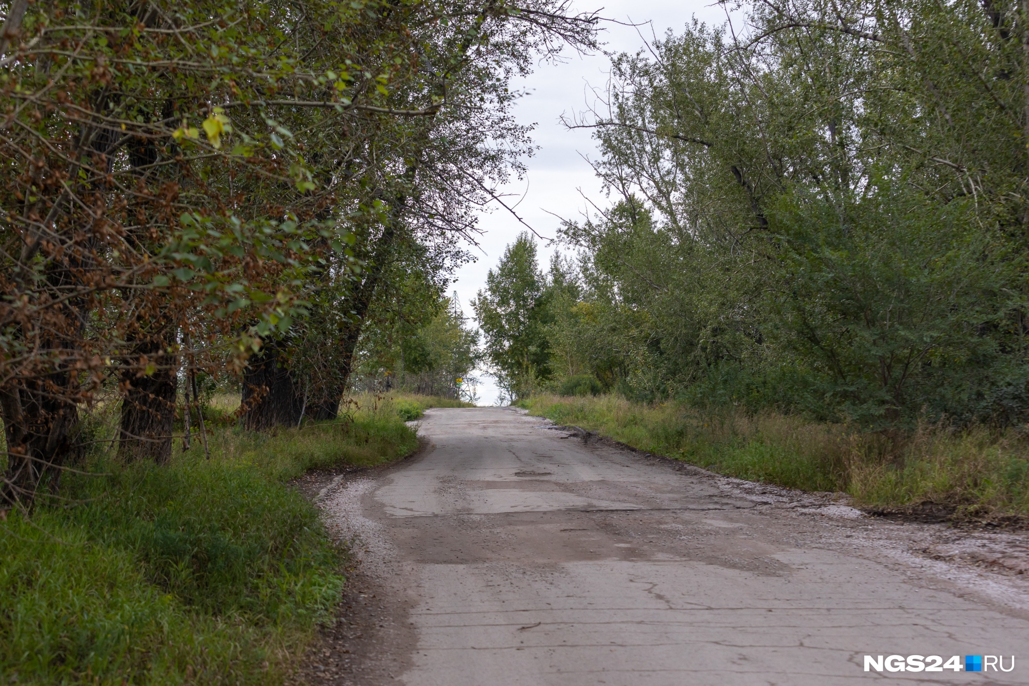 Поселок индустриальный. Посёлок том. Стерли с лица земли спуск.