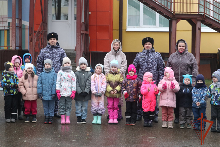 Юные жители Томской области познакомились с деятельностью Росгвардии 