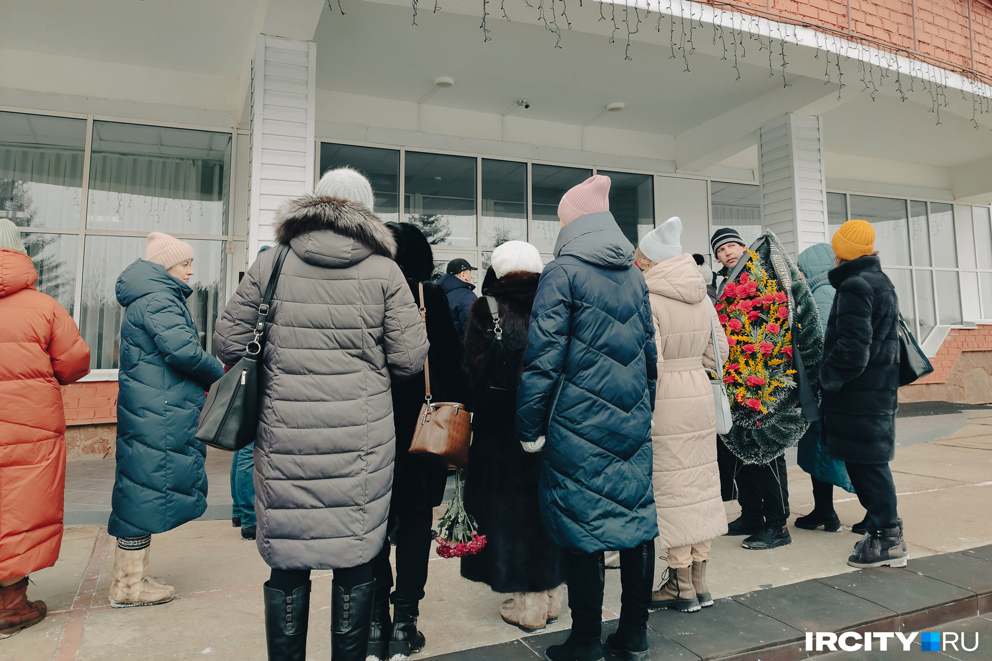 Люди начали собираться заранее