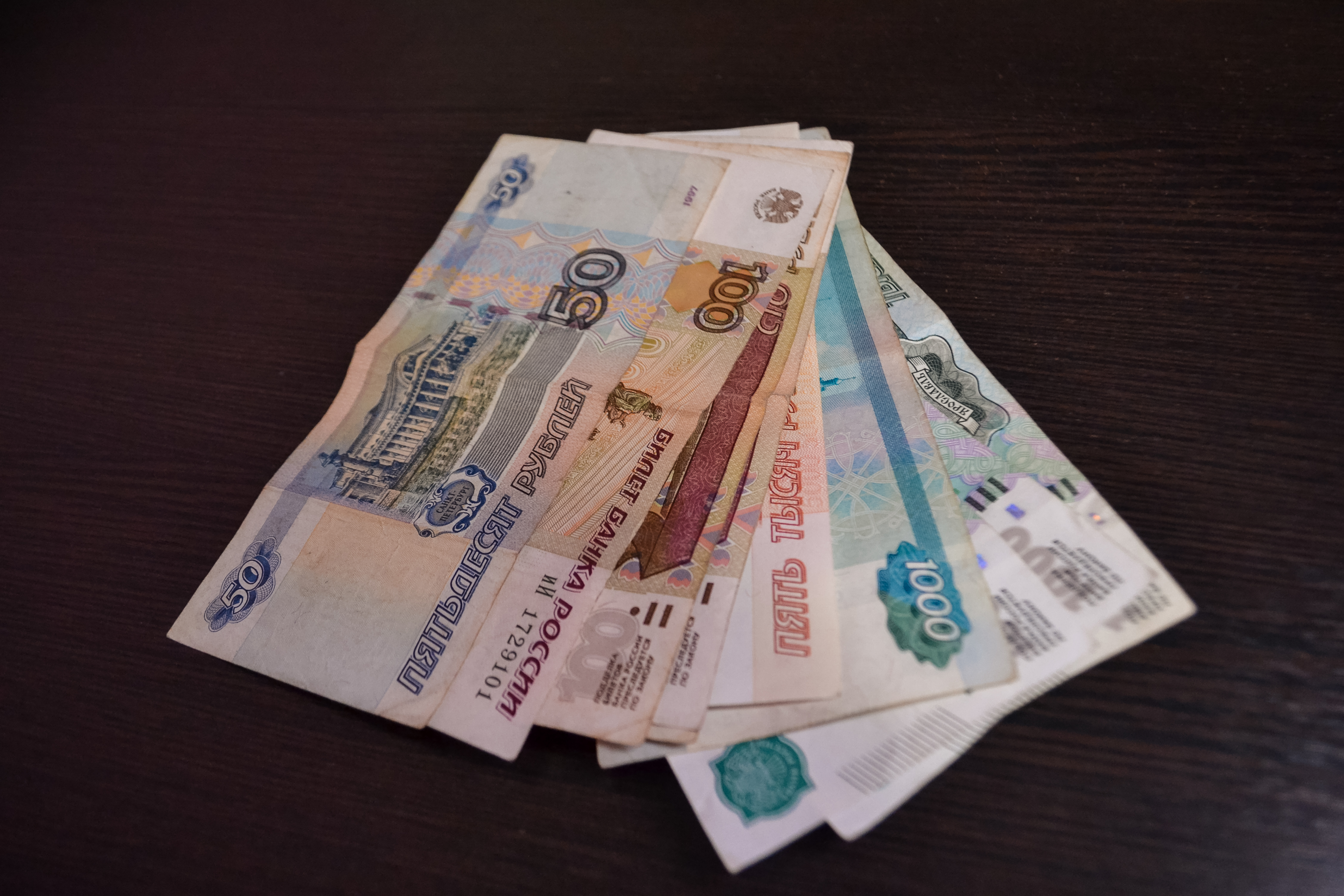 Мошенничество с деньгами. Деньги в руках рубли. Миллион рублей. Кредит 500000. 1000 млн рублей.