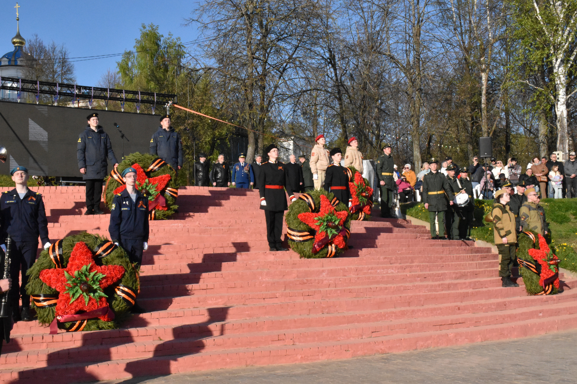 В память о героях Отечества на волжскую воду в Костроме опустили символические венки