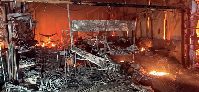 Горный щит рынок колхозный двор стройматериалы. Колхозный двор горит. Торговый двор южный край. Пожар в поселке горный щит. Пожар на колхозном рынке в горный щит.