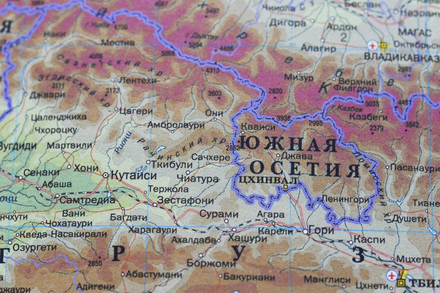 Где находится осетия на карте россии показать. Южная Осетия столица географическая карта. Южная Осетия на географической карте России. Физическая карта Южной Осетии. Цхинвал Южная Осетия на карте России.