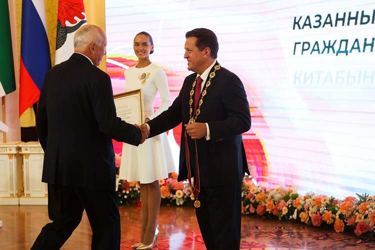 Чемезов признался, что ему очень приятно получить звание почетного гражданина Казани — «города, который он любит и в который приезжает не только по делам службы, но и в отпуск»