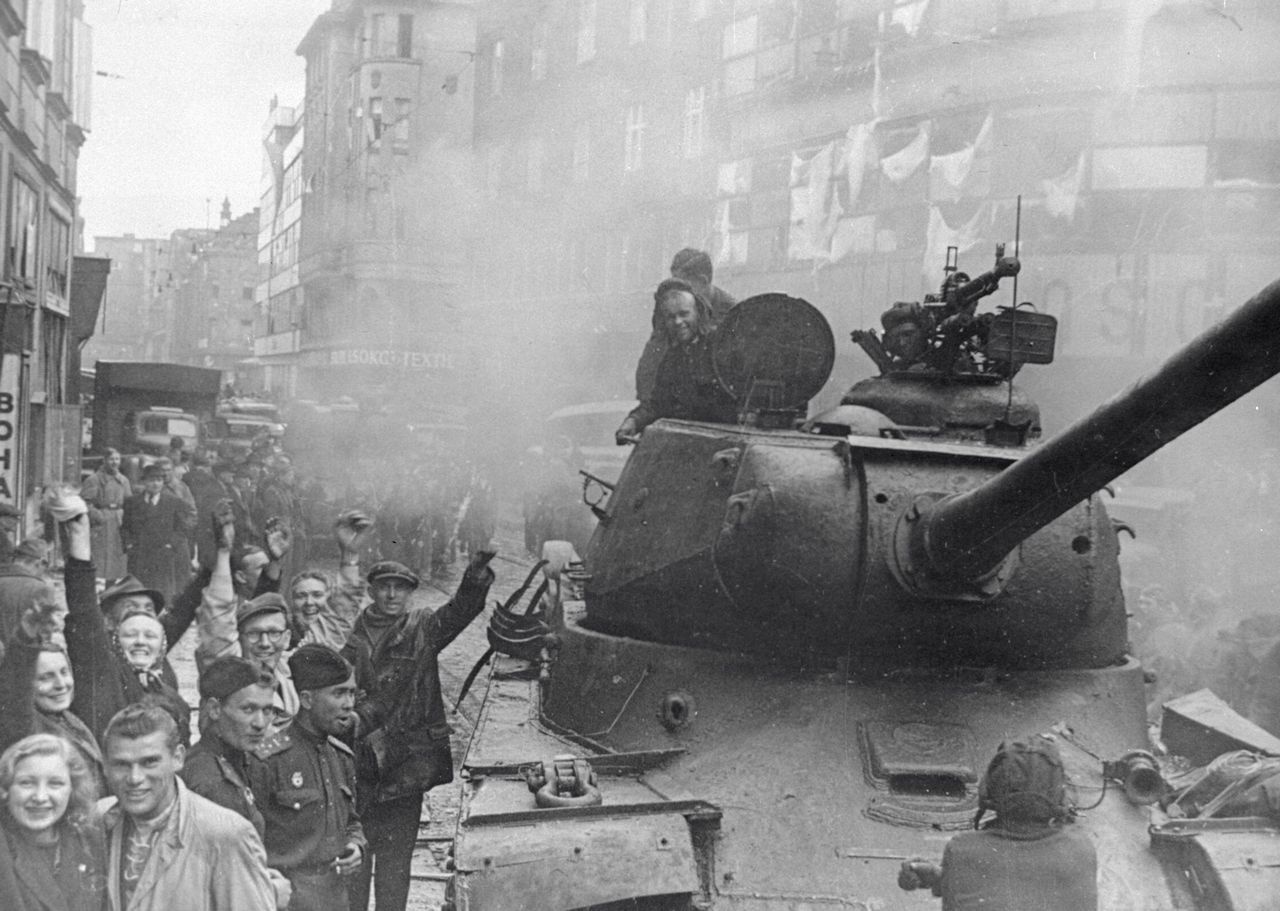 Танк ИС-2 на улице чешского города Моравская Острава.