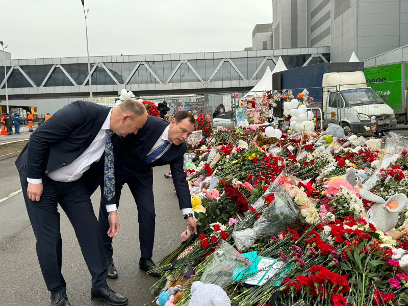 Андрей Модестов по поручению Губернатора Иркутской области Игоря Кобзева возложил цветы к мемориалу возле «Крокус Сити Холла»