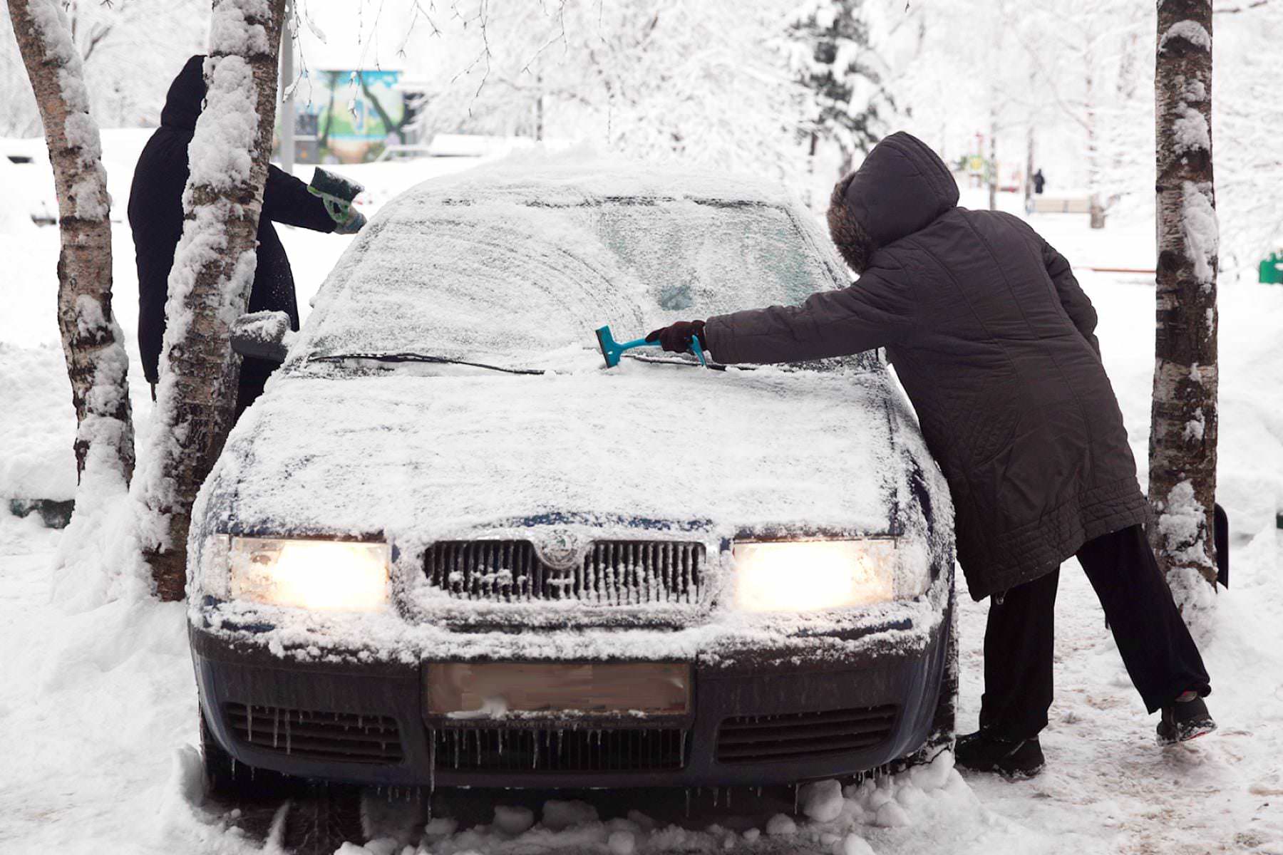 Нужно греть машину летом. Машина зимой. Машина зимой в городе. Замерзший автомобиль. Замерзшая машина.