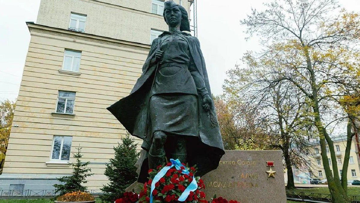 В России почтили память 18-летней героини войны из Казахстана Алии Молдагуловой