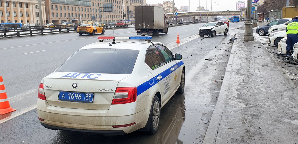 В Ленинградской области при ДТП с грузовиком пострадали 11 человек