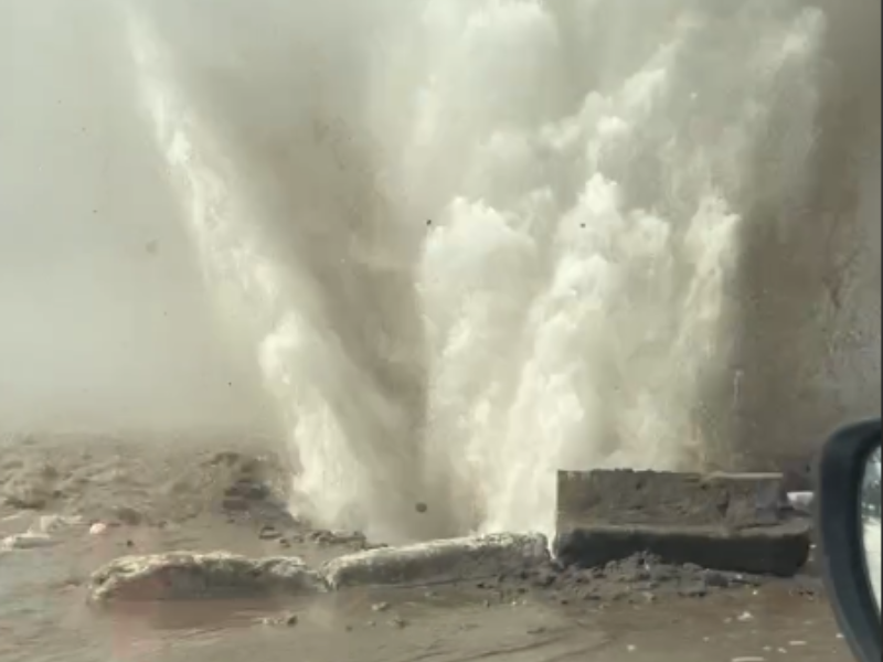 родник из земли. пробилась из под земли вода. пробилась из под земли вода. источник воды. выпишите отдельно существительные с предлогами из за из под.